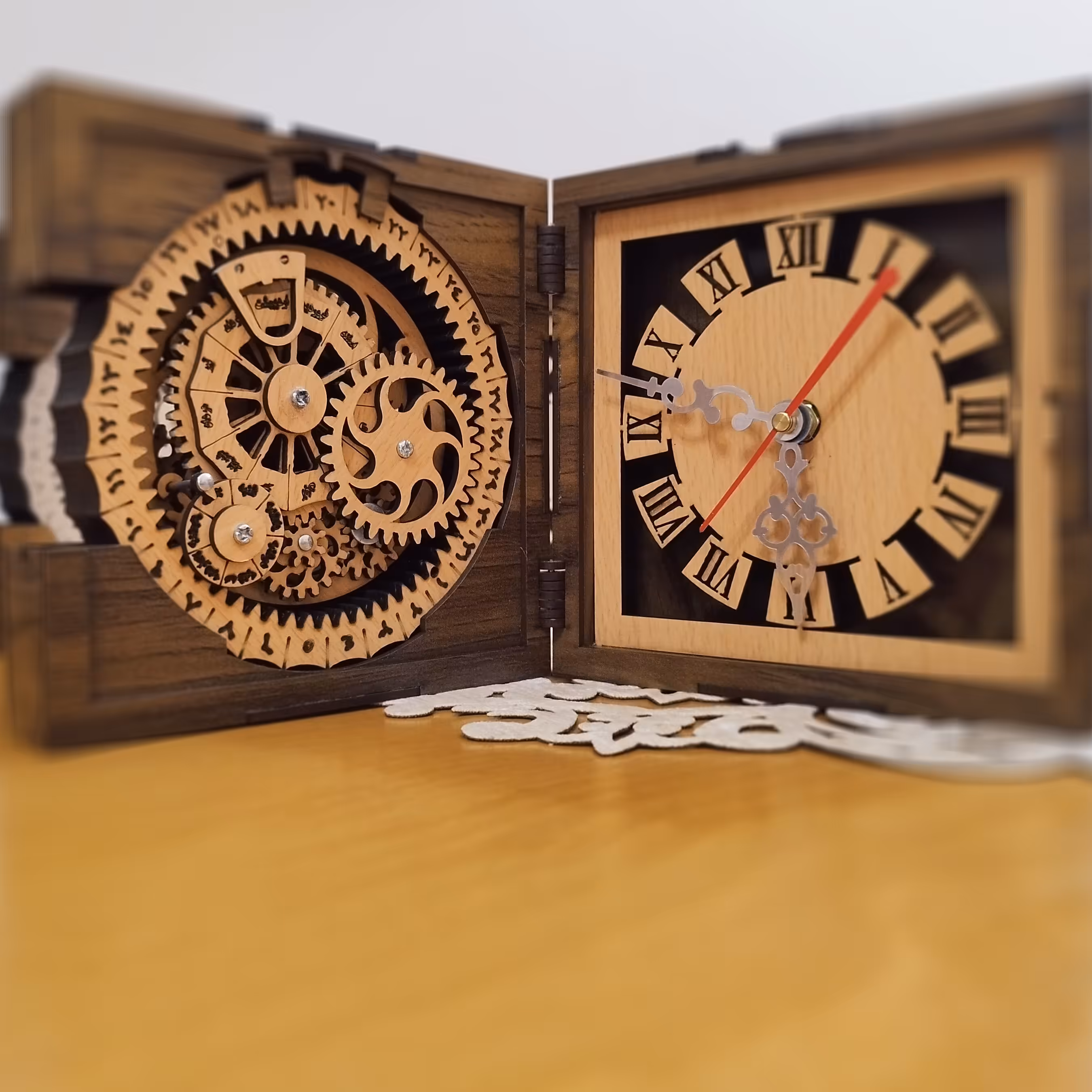 تقویم رومیزی دائمی چرخدنده ای و ساعت رومیزی از  جنس ام دی اف سه میل روکش دار  به ابعاد 15 در 15 به ضخامت 6 سانتی متر