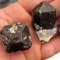 سنگ گارنت دوبلور درشت و زیبا که در تصویر مشخص کاملا