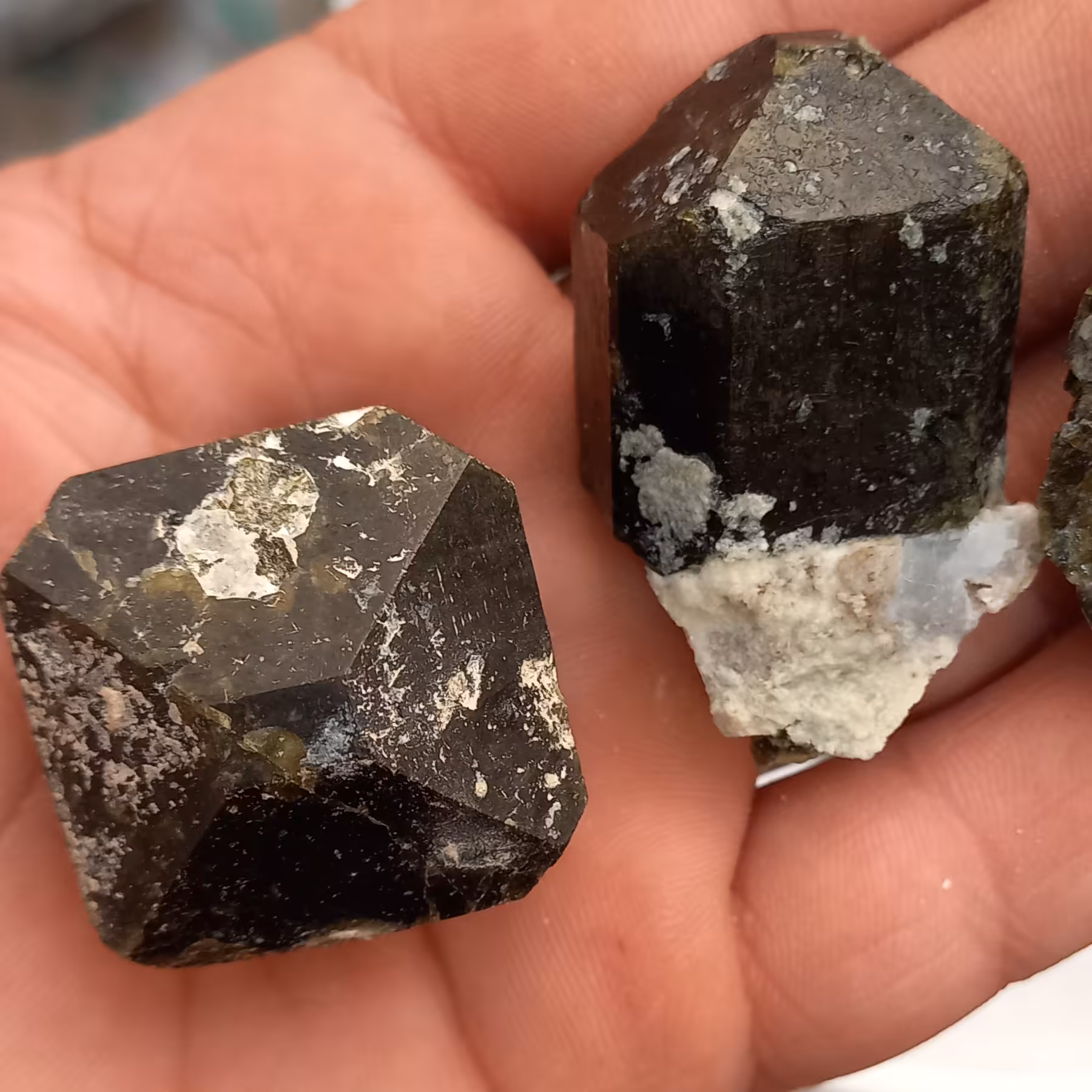 سنگ گارنت دوبلور درشت و زیبا که در تصویر مشخص کاملا