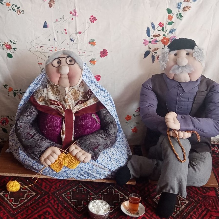 دکور عروسک مادربزرگ و پدربزرگ نشسته... قد 80سانتیمتر هزینه ارسال به عهده مشتری میباشد