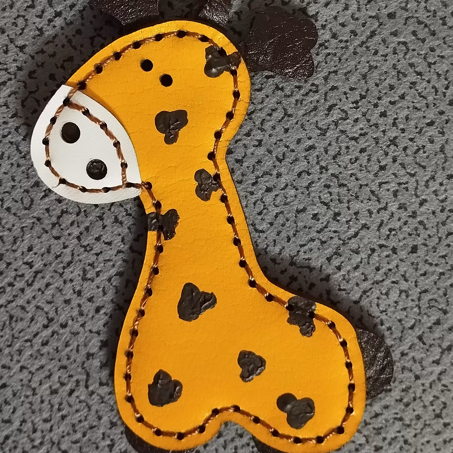 جاکلیدی چرم طبیعی بزی دست دوز  طرح زرافه