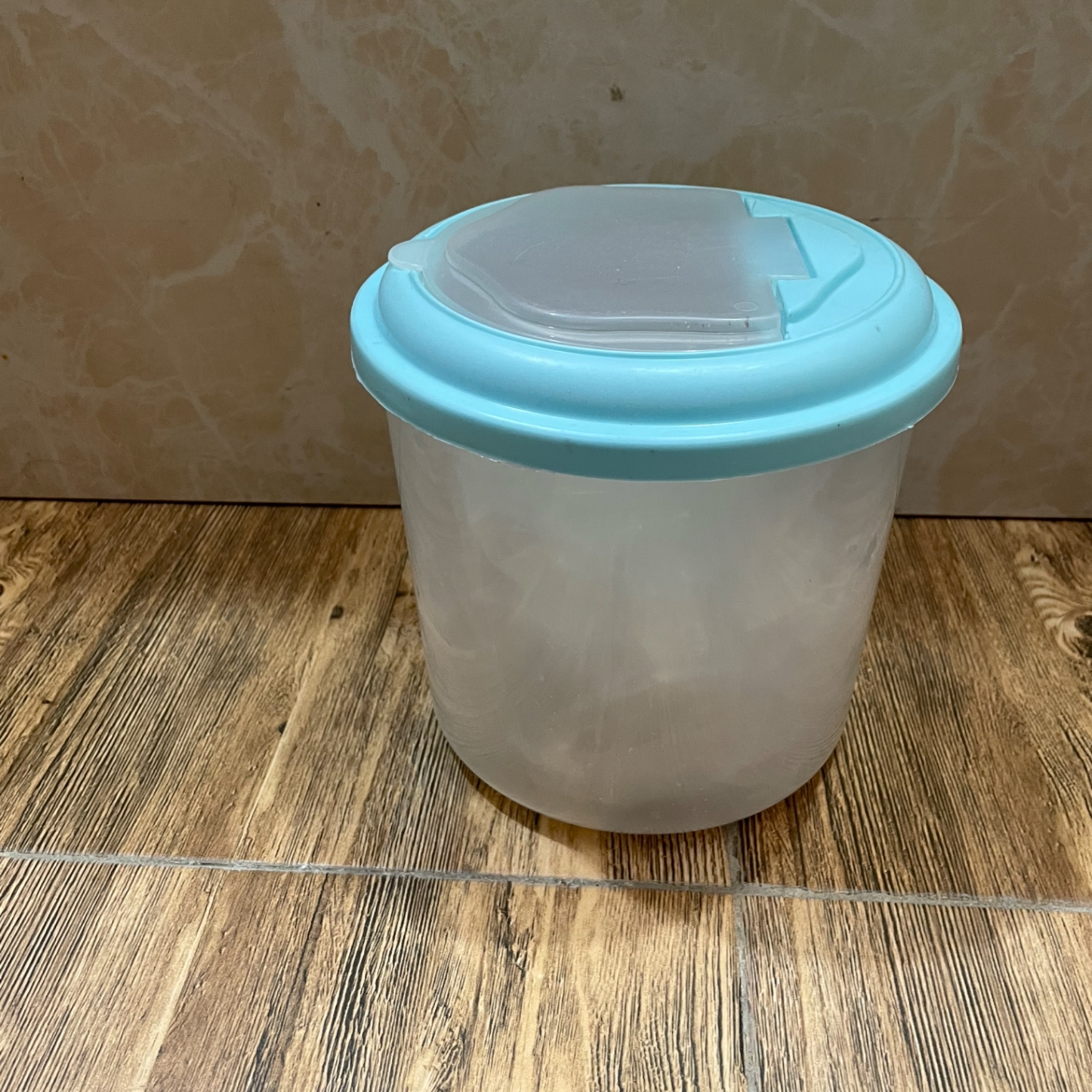 سطل درب دار در ابی