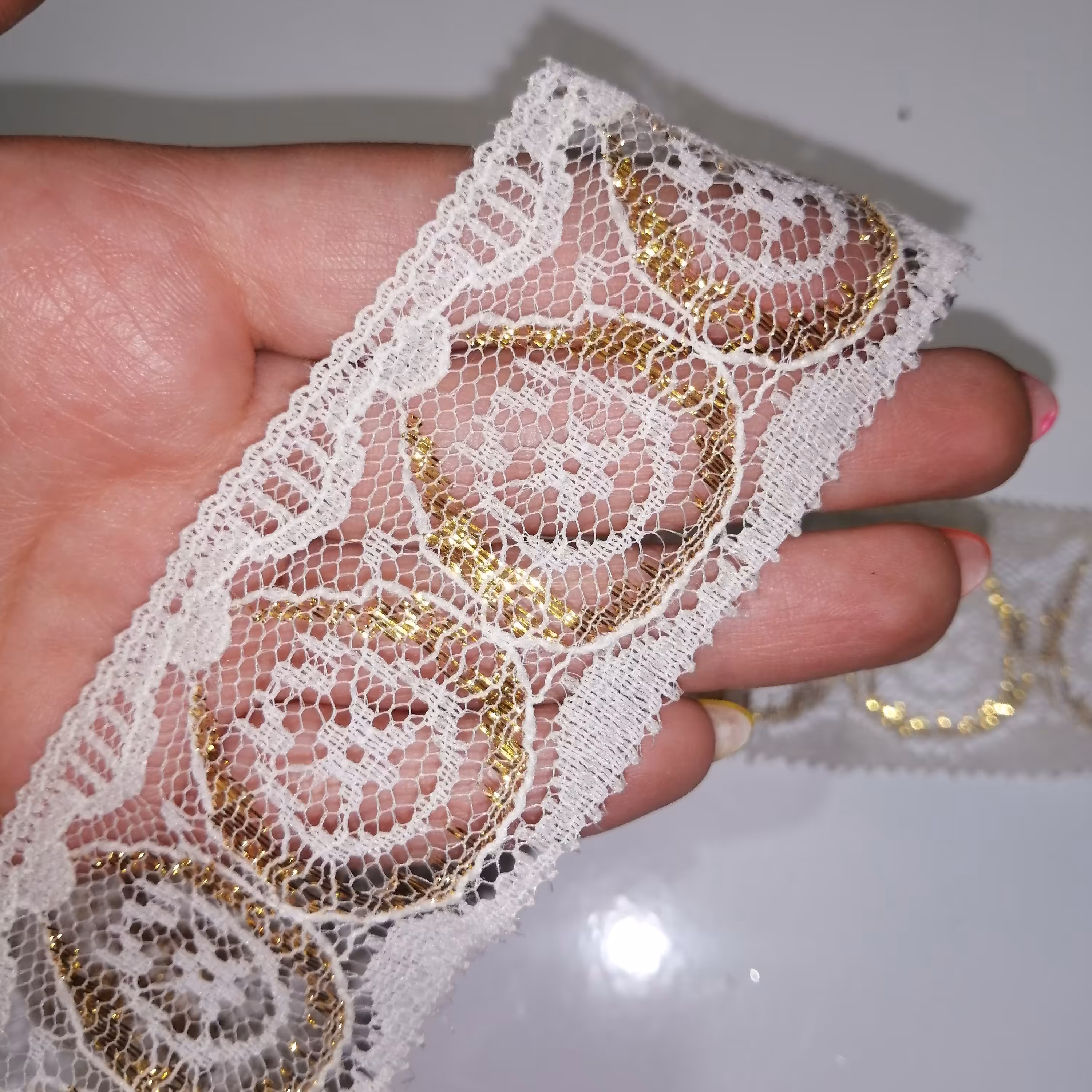 نوار یراق تزئینی لباس  سفید طلایی عرض  چهار سانت و طول 1 متر  و 40 سانت 