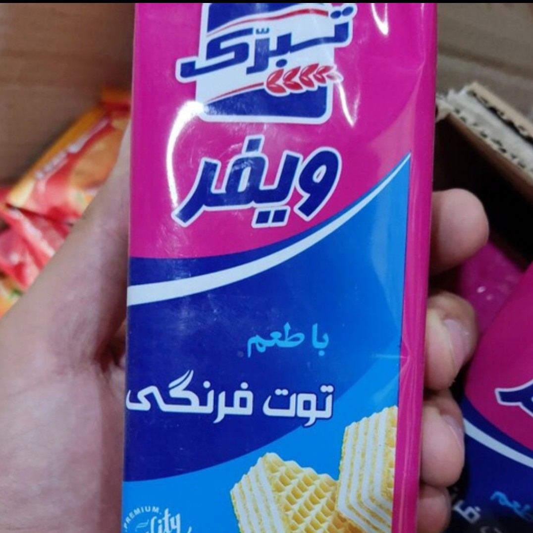 ویفر در طعم توت فرنگی و طعم های دیگر 24 عددی برندتبرک 