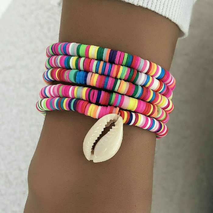 دستبند چند ردیفه فیمویی رنگی با آویز صدف