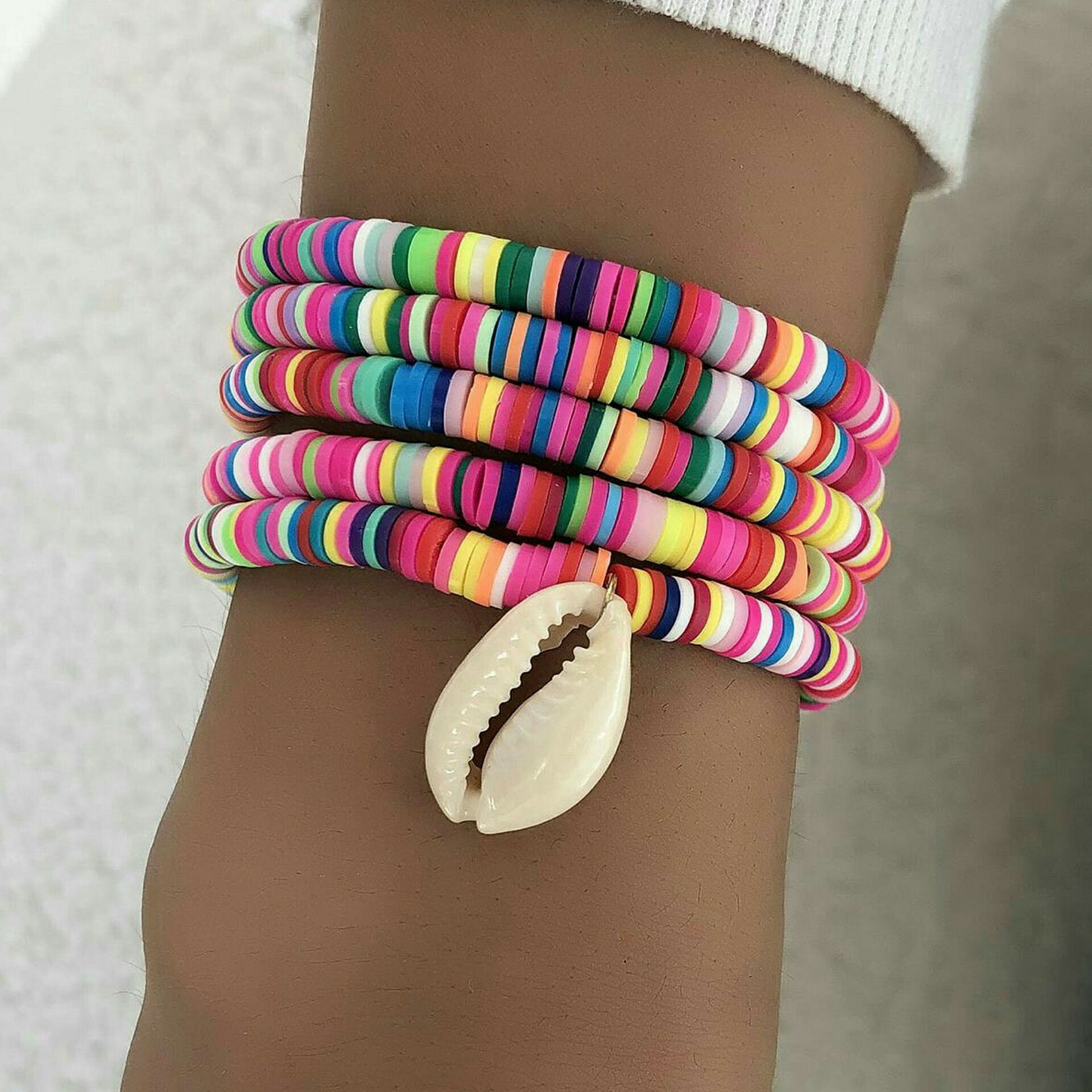 دستبند چند ردیفه فیمویی رنگی با آویز صدف