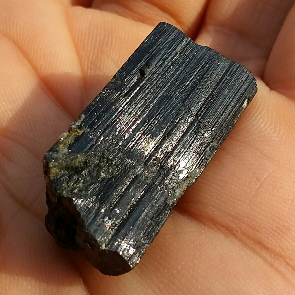 سنگ راف تورمالین شرول وارداتی ارزشمند شااهکاار خلقت 100درصد طبیعی
مناسب جهت کلکسیون و ساخت نگین
بسیاار زیبا و خاص