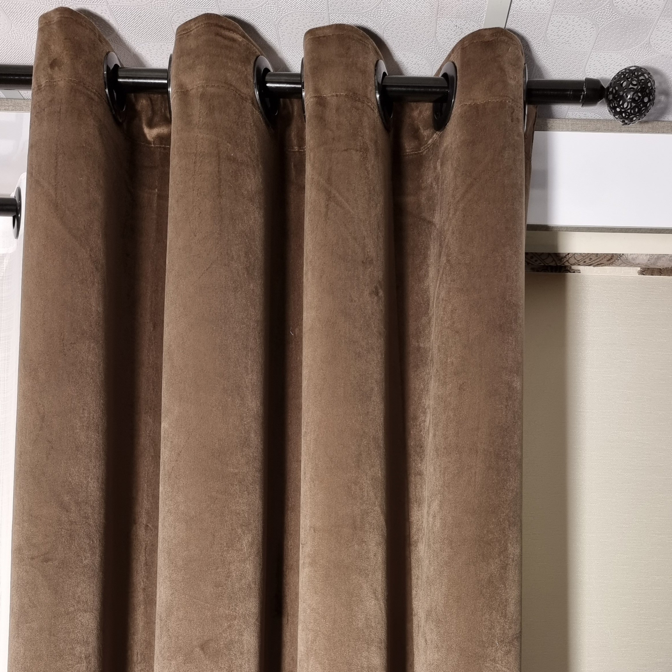 پرده آماده مخمل کالیفرنیا رنگ شکلاتی ابعاد 140×275 کد 09