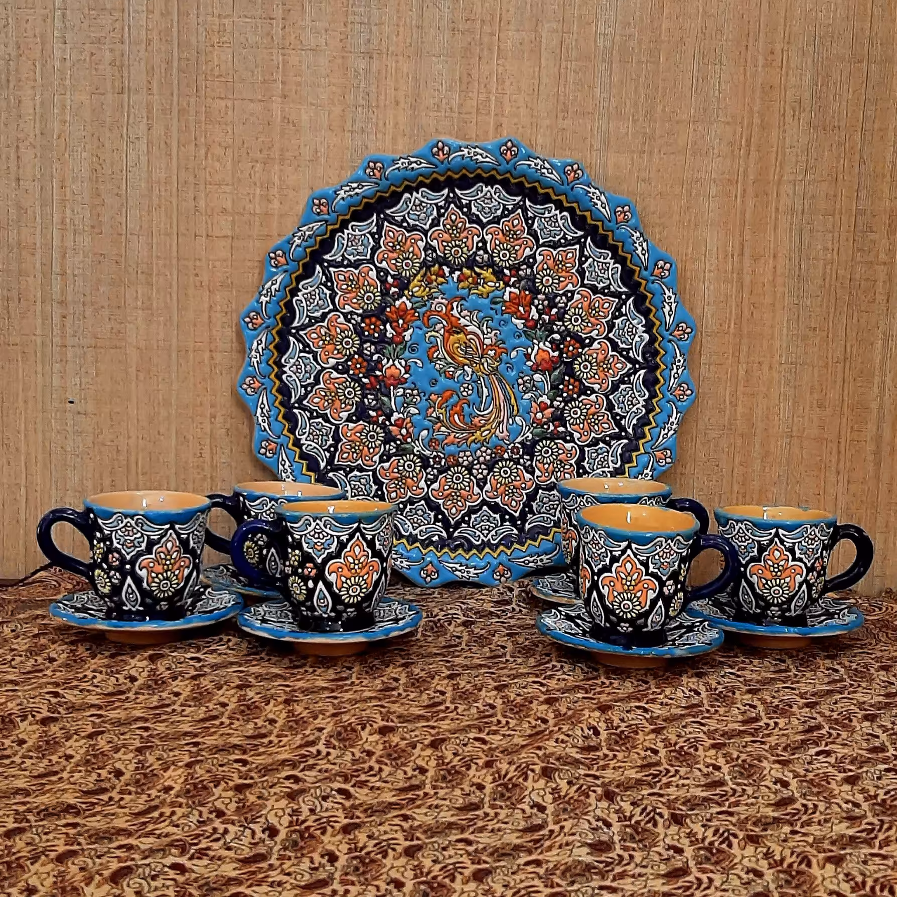 ست 6نفره چایخوری با زمینه لاجوردی. در صورت تمایل خریدار محترم هر ظرف دیگه اعم از قندان ، قوری و .... با همین طرح تهیه می