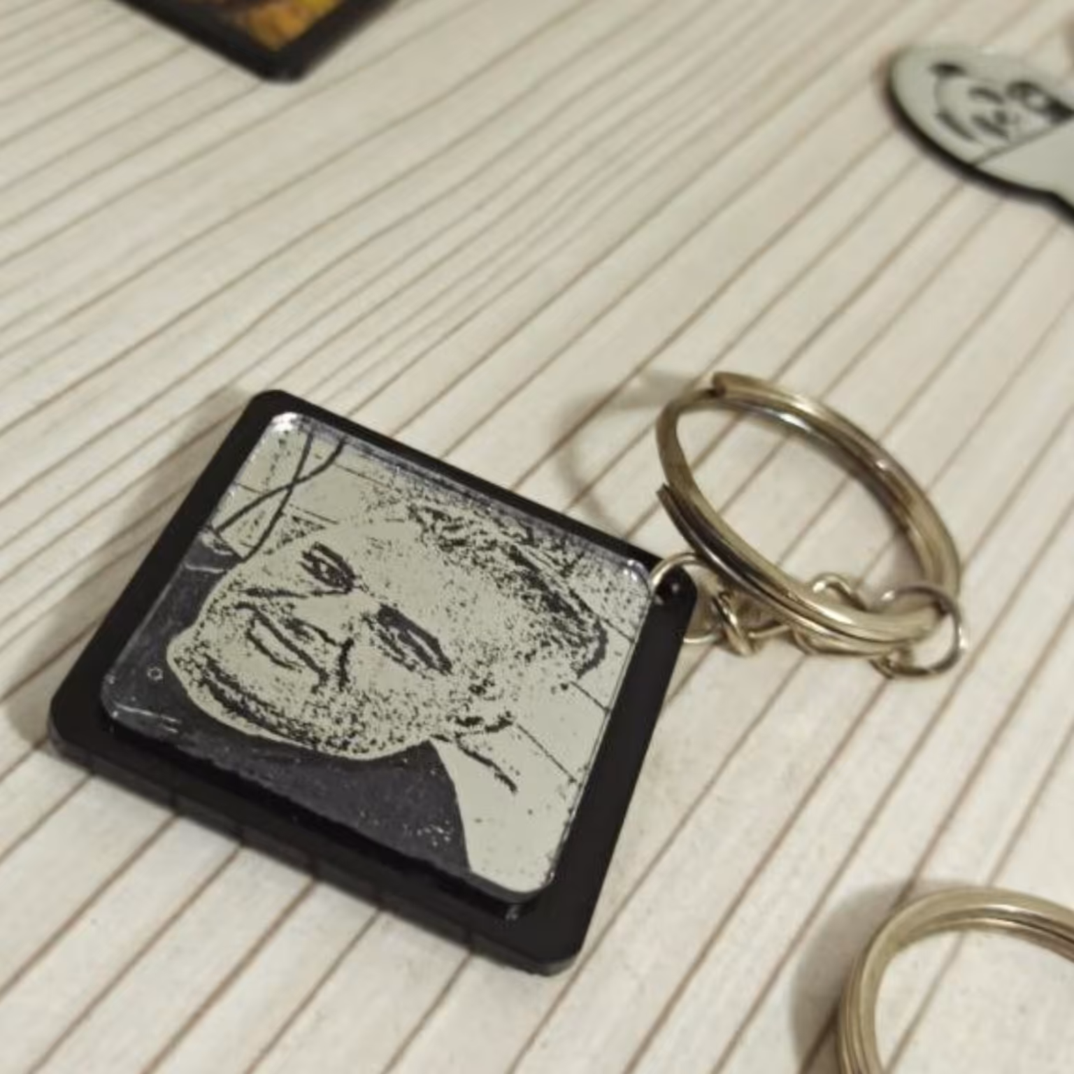 جایویچی حک چهره   رنگ ثابت محکم و بادوام.            