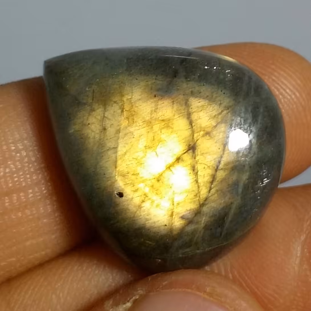 نگین لابرادوریت وارداتی از کشور لابرادور کانادا با تلالوئی بسیار بی نظیر و کمیاب کد 11168