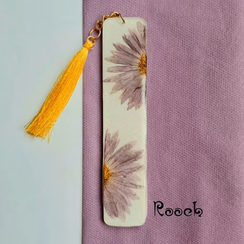 بوک مارک رزینی نشان کتاب یک طرفه پشت ساده و طرح دلخواه سایز  12 و 15 سانت عرض 3 سانت. با گل های بابونه طبیعی