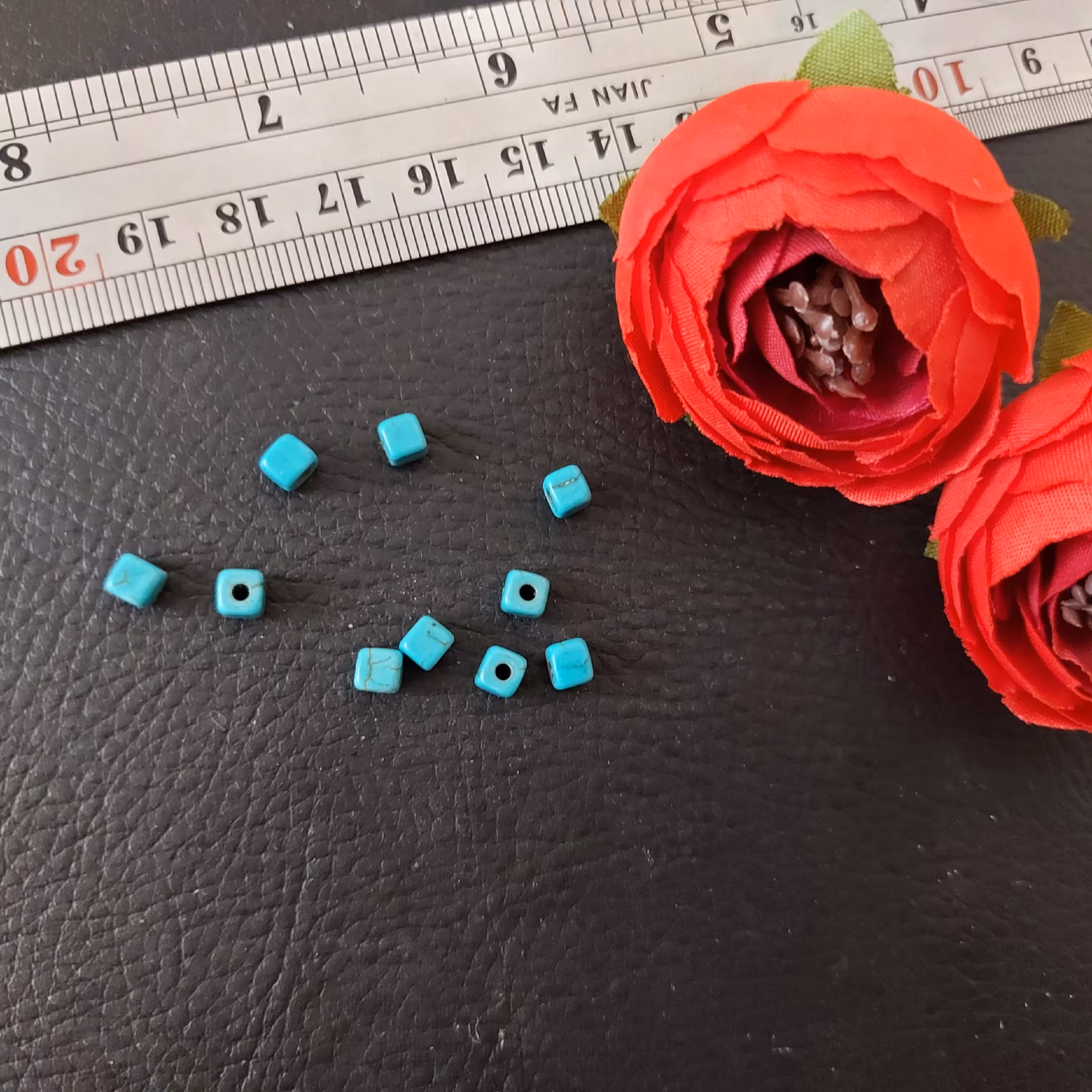 سنگ فیروزه سنتزی مکعب سایز 5 بسته 10 عددی 