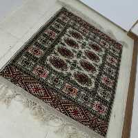 فرش دستبافت بانوی ترکمن طرح ماری گل سفید