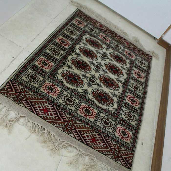 فرش دستبافت بانوی ترکمن طرح ماری گل سفید
