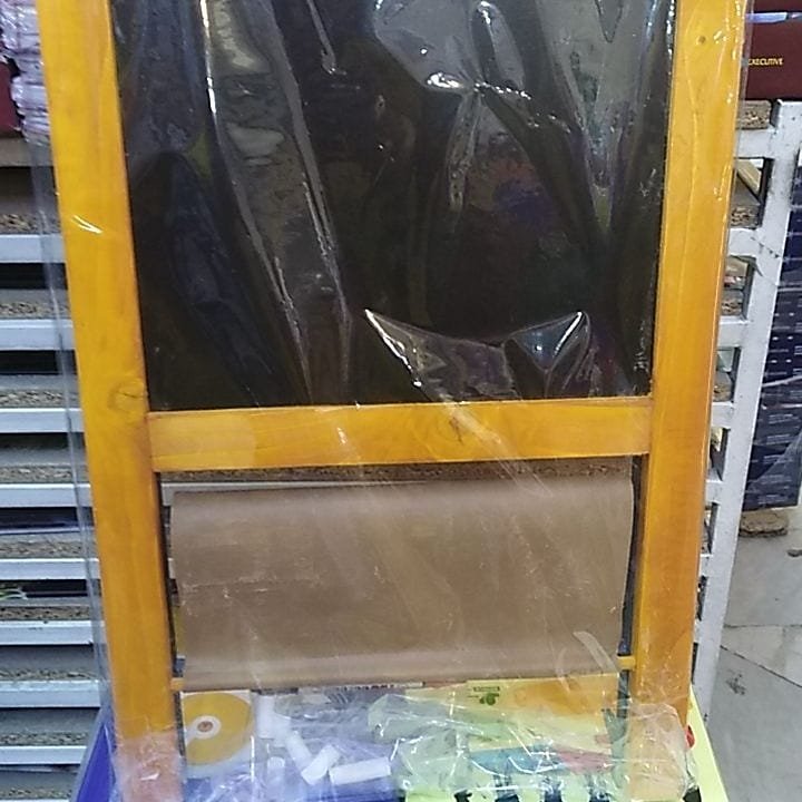 تخته دو رو ایستاده ، یک رو تخته وایت برد یک رو تخته سیاه به همراه گچ ماژیک وایت برد و تخته پاک کن