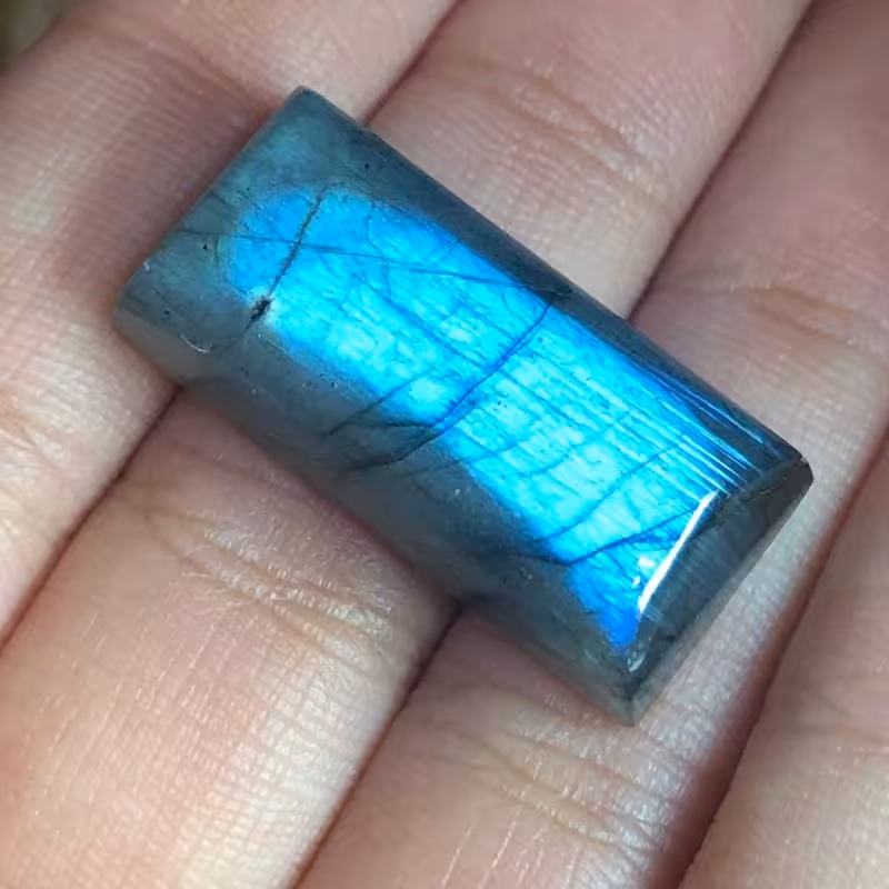نگین لابرادوریت  با تلالویی بی نظیر و زیبا وارداتی از کشور لابرادور کانادا تراش مستطیل شکل کد 182