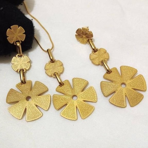 نیم ست استیل کاملا مشابه طلا و بدون زنجیر و کیفیت عالی و رنگ ثابت و ضدحساسیت میباشد