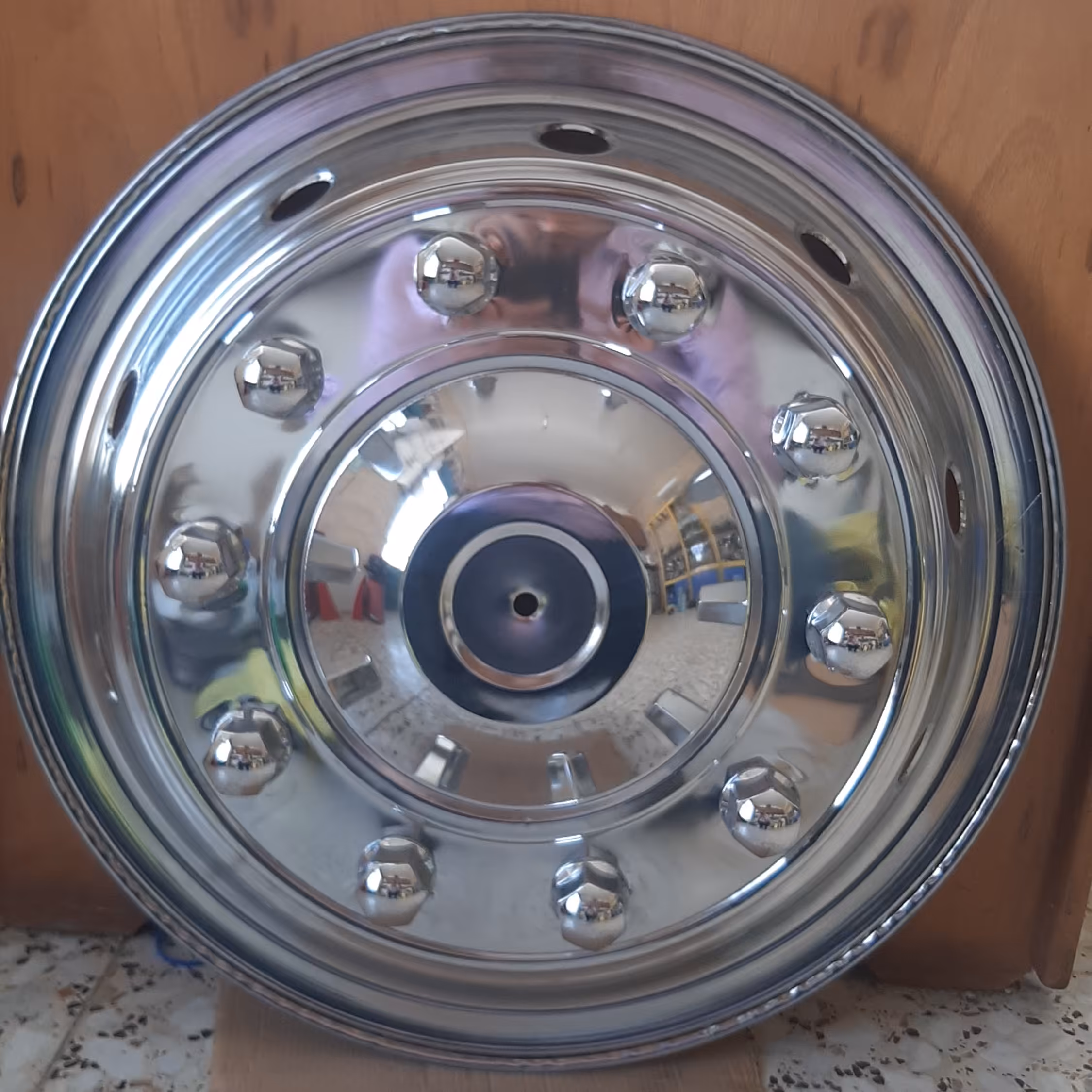 قالپاق اتوبوسی فلزی   مهره دار جلو  یک عدد