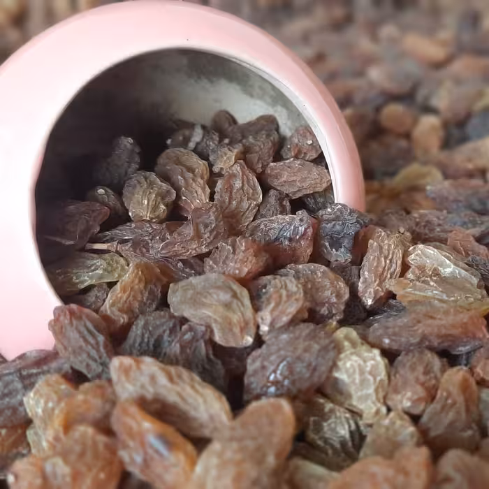 مویز طبیعی انگور سرخ هسته دار گوشتی پاک شده ( 10 کیلو گرم )