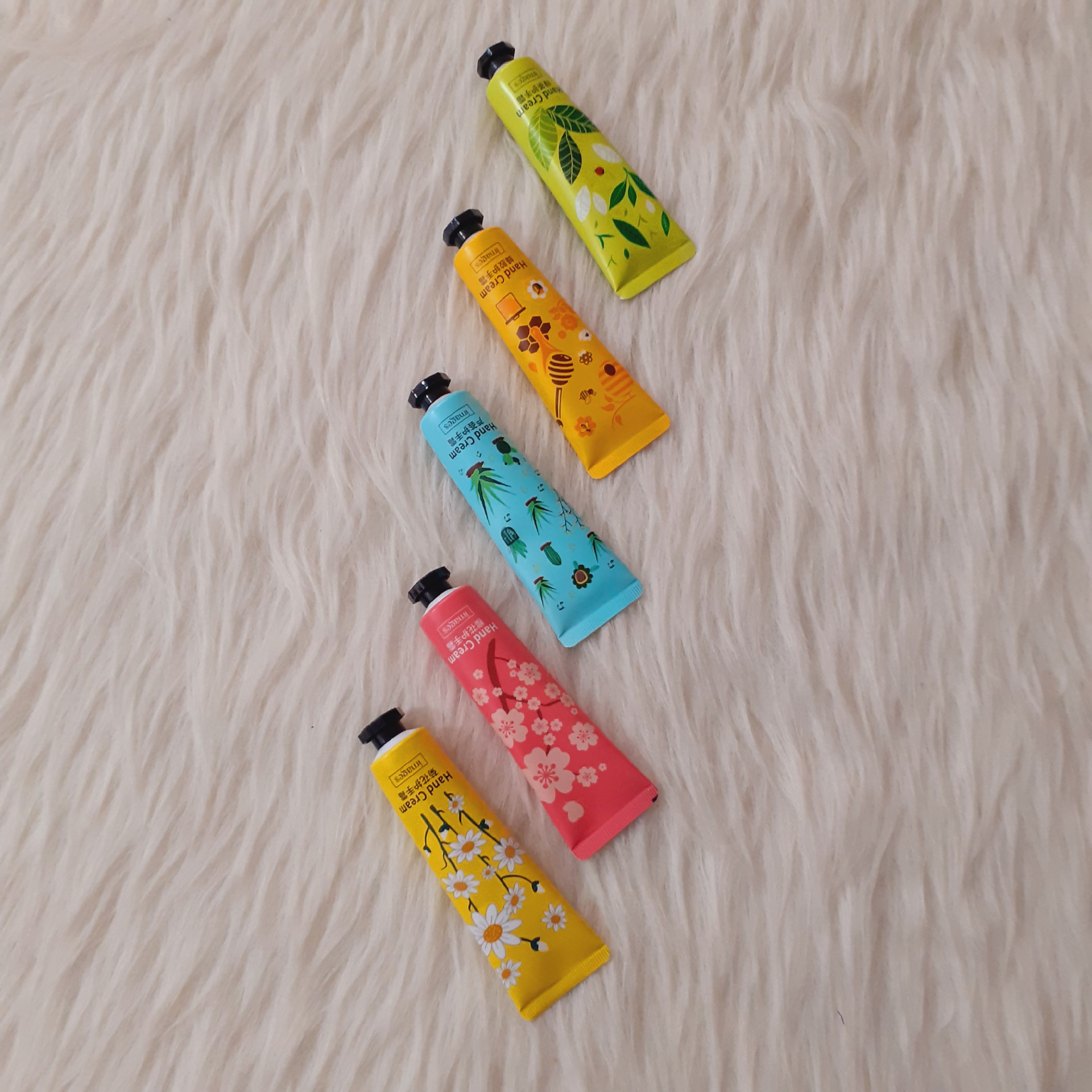 کرمهای آبرسان و نرم کننده ایمجس فوقالعاده عالی و ضدپیری پوست