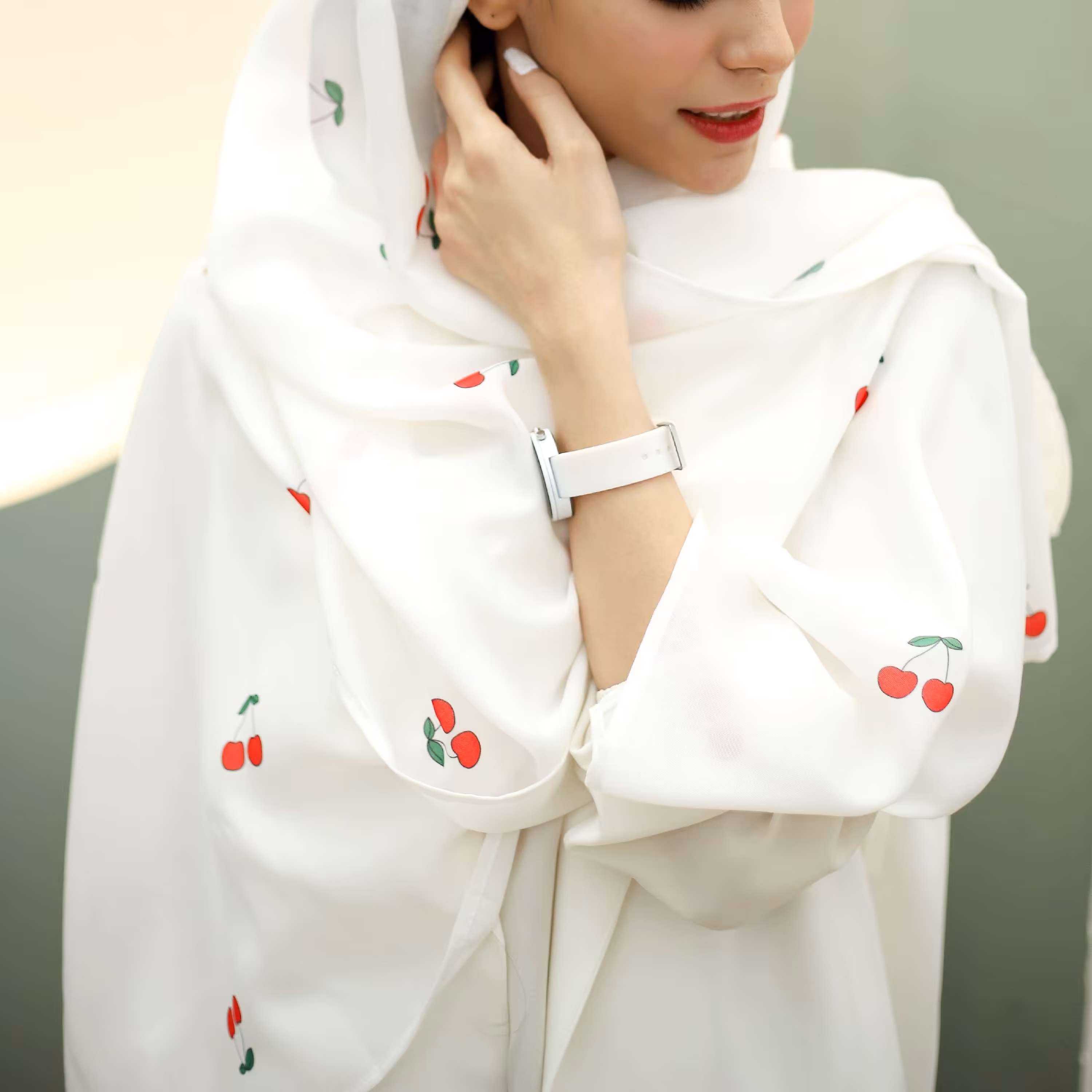 شال آلبالو  زمینه سفید دور دوخت