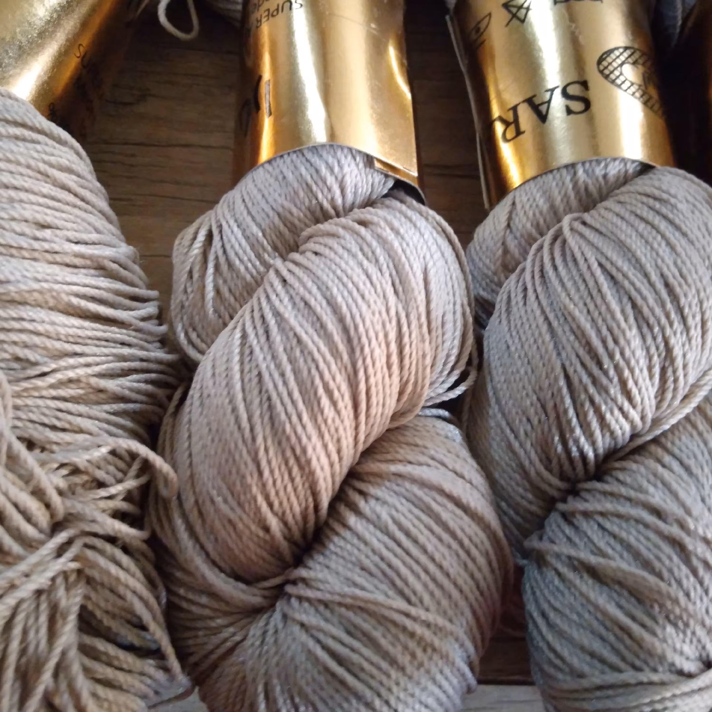 نخ مرسریزه رنگ نسکافه ایی 100 گرم 300 متر مناسب بافت زیر بشقابی و گیوه،رومیزی