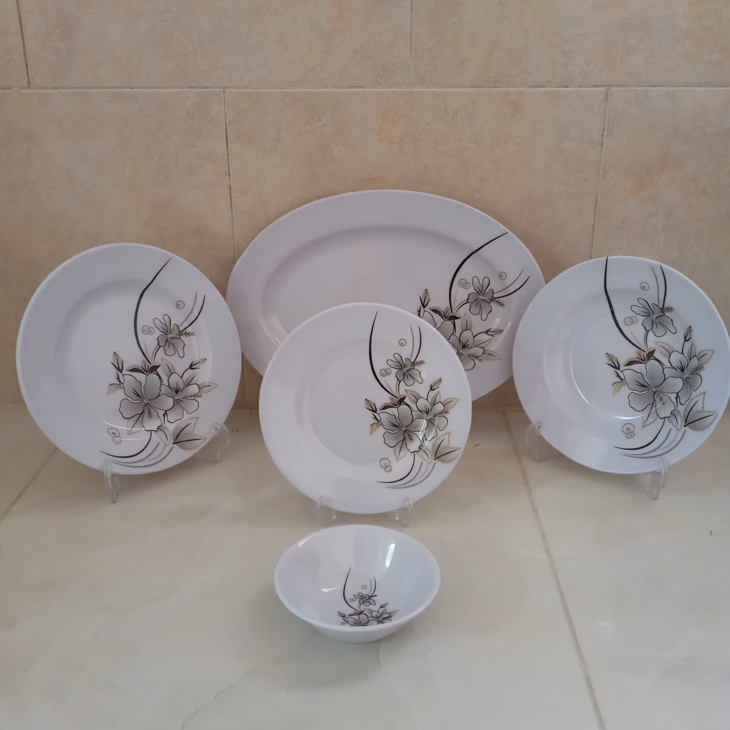 سرویس ملامین 25 پارچه 6 نفره مارک سپید یزد دارای استاندارد جنس درجه یک تولید کارخانه یزد جنس بسیار عالی طرح نقره ای 