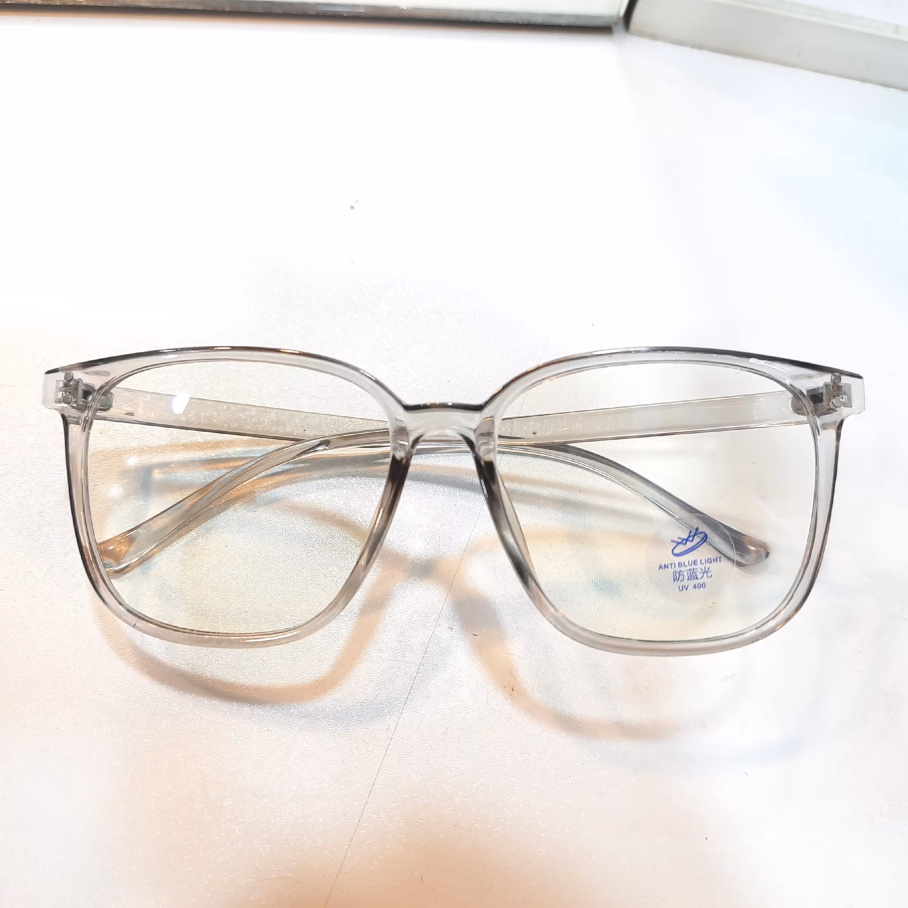 عینک طبی  با عدسی نمره دار پلاستیک سفید 