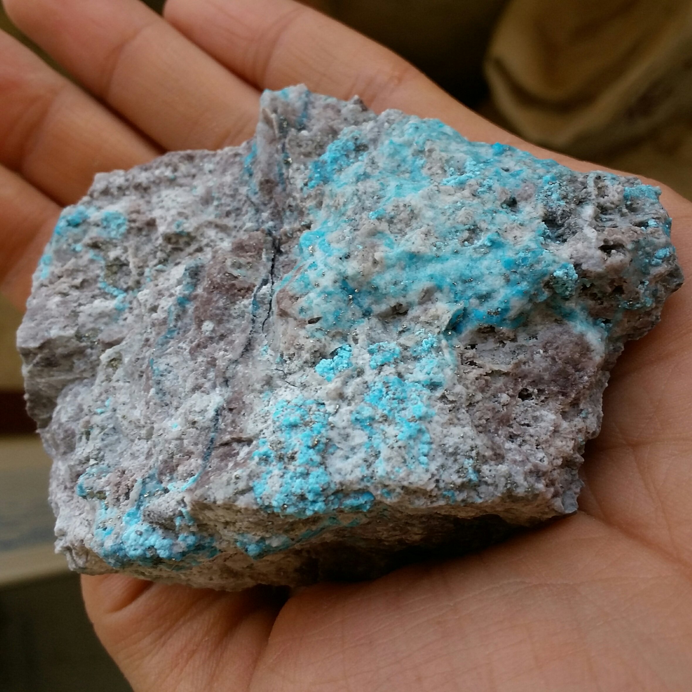 سنگ راف غولپیکر فیروزه نیشابور کلکسیونی شاهکار خلقت صد در100 طبیعی
نمونه ای تکرار نشدنی تصویر از تمام جهات نمونه