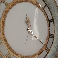 ساعت دیواری شبتاب  طلایی سفید رزینی