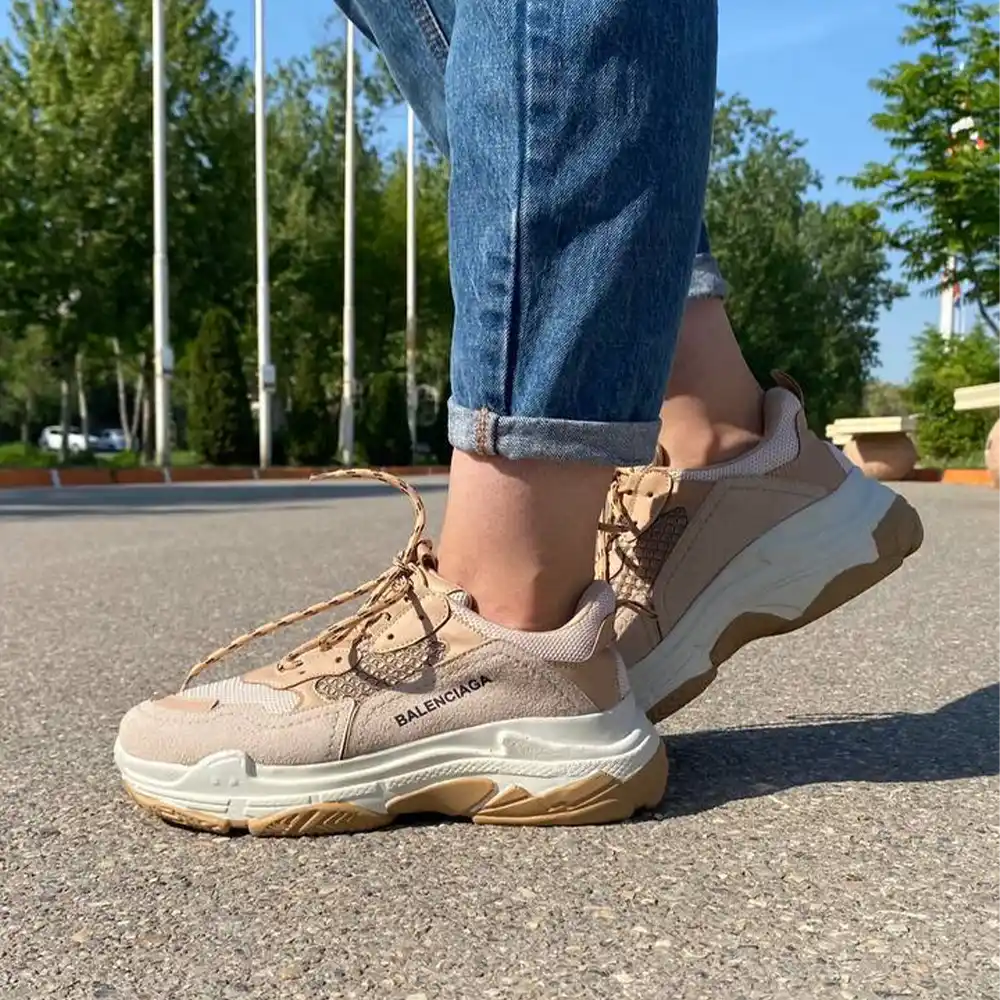 کتونی بالنسیاگا تریپل اس کرم