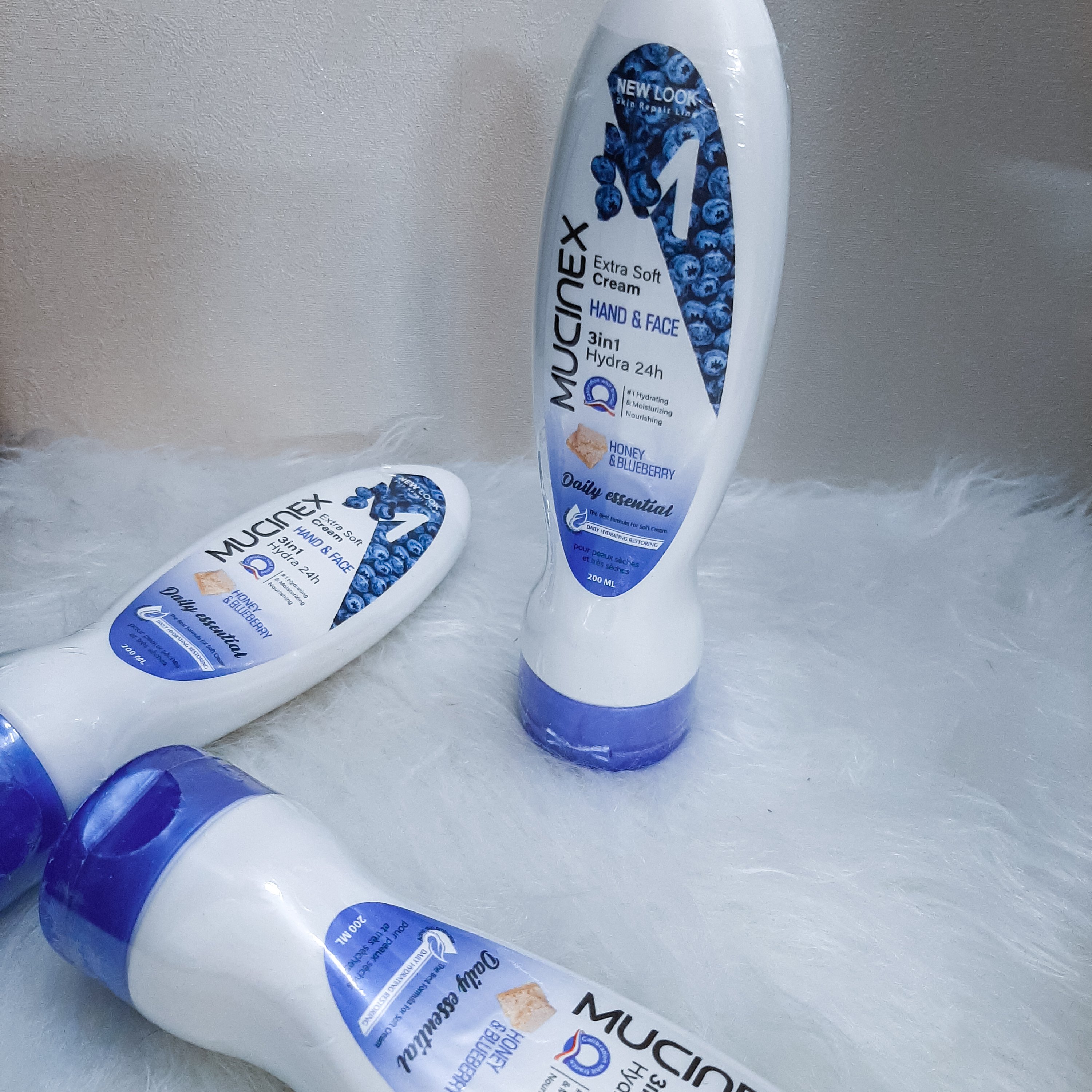 کرم دست و صورت( آبرسان قوی، مغذی، مرطوب کننده)
حاوی موم عسل و اسانس بلوبری( مناسب انواع پوست)