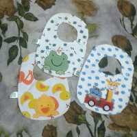 پیش بند نوزادی در طرح های زیبا ویک محافظ برای کثیف نشدن لباس کودکتون خرید سه تا یکی جایزه ببر