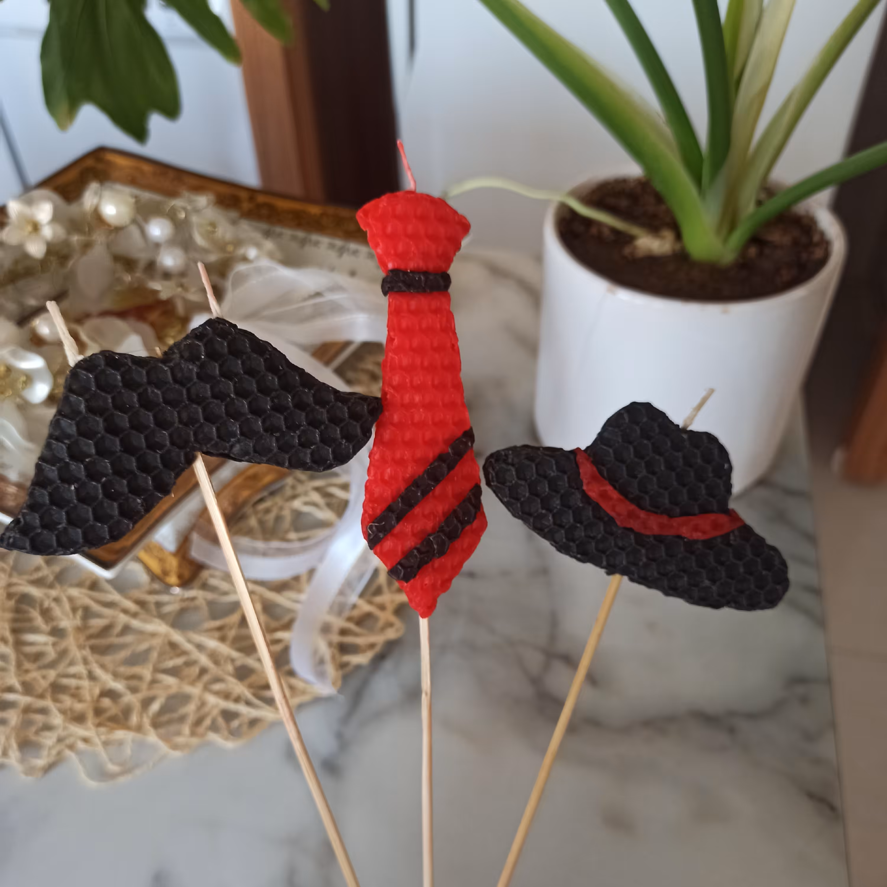 شمع موم عسل مدل سیبیل و کراوات و  کلاه فانتزی با دسته چوبی  هدیه روز مرد و  ولنتاین  تکی