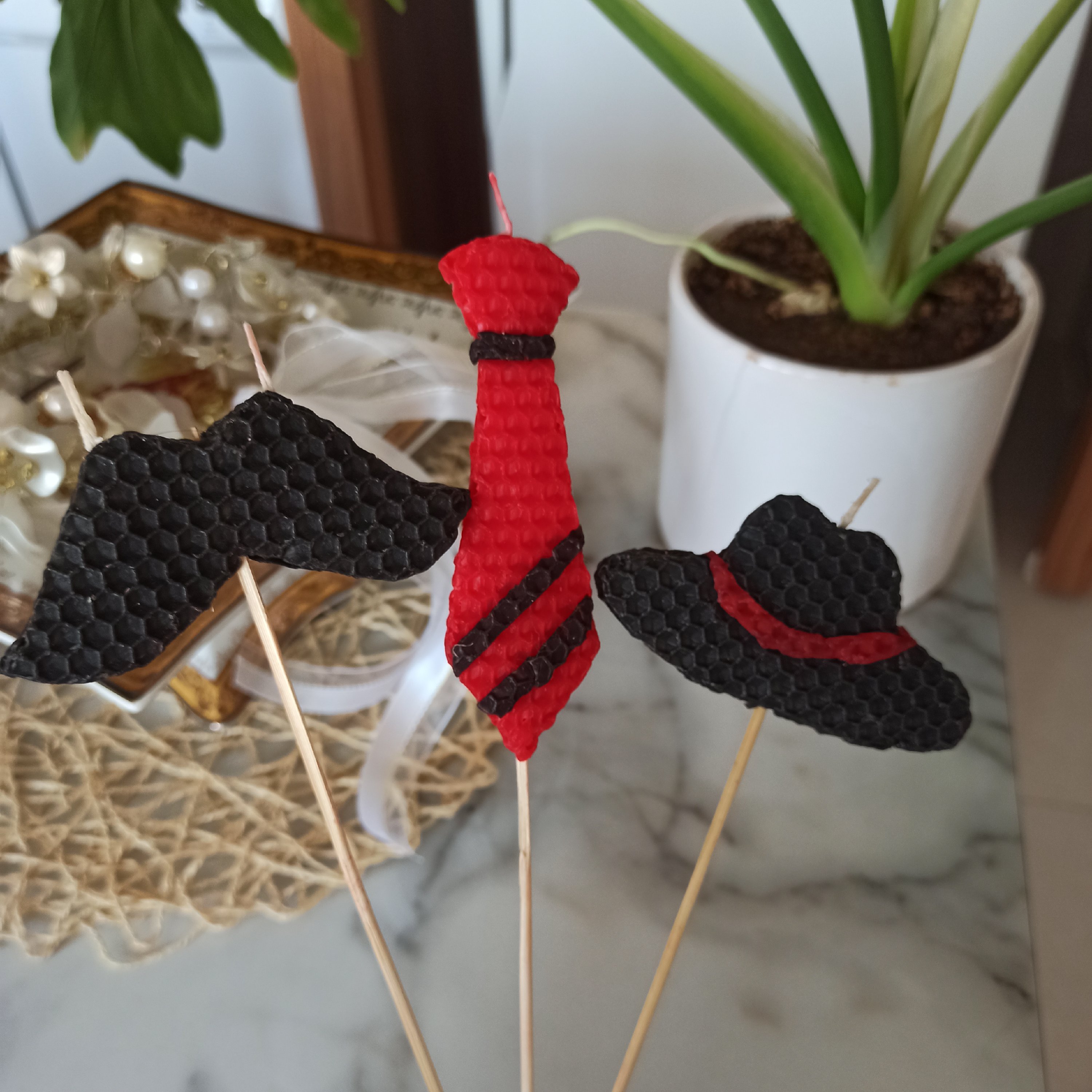 شمع موم عسل مدل سیبیل و کراوات و  کلاه فانتزی با دسته چوبی  هدیه روز مرد و  ولنتاین  تکی