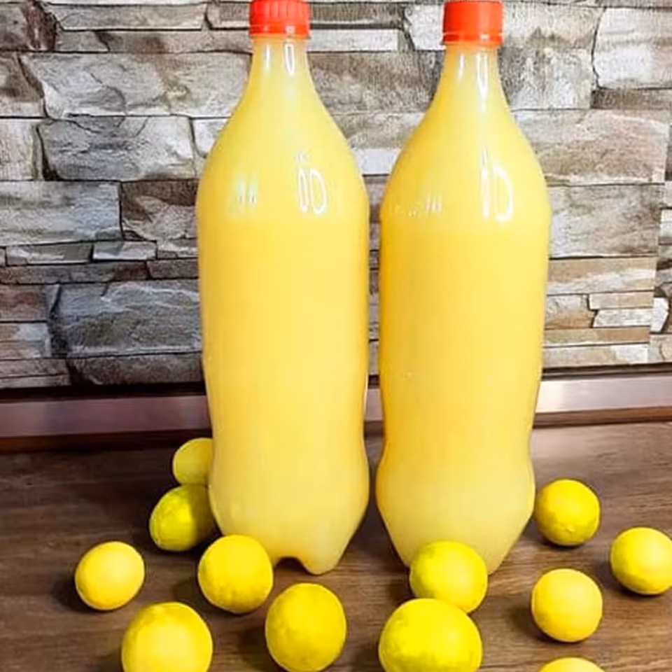 آبلیمیو طبیعی دستچین شده و تهیه شده با دست به همراه پالپ میوه