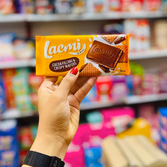 شکلات شیری با لایه های ویفر ترد روشن