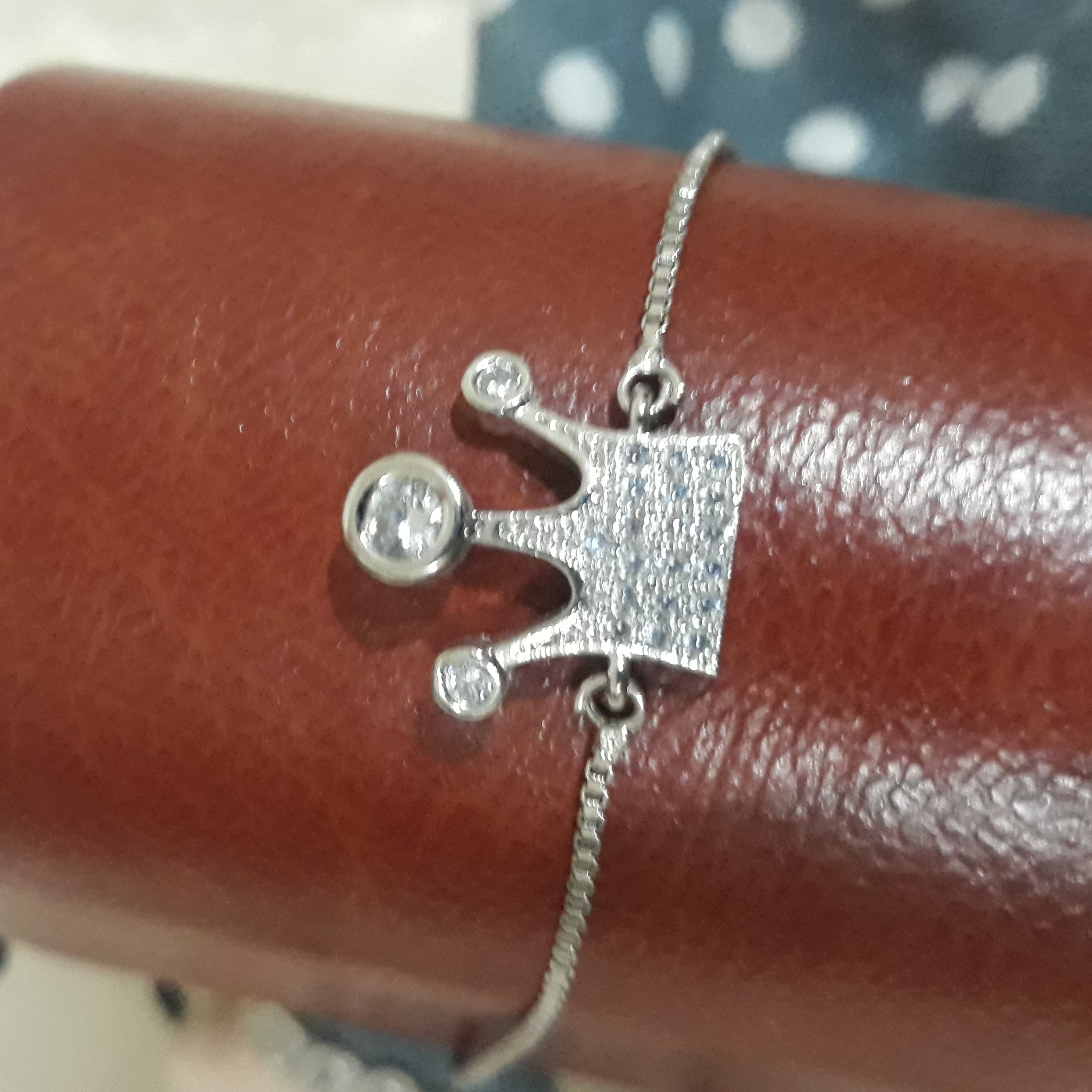 دستبند باپلاک تاج بهترین کیفیت  بابند اسانسوری ازبالاترین کیفیت  بانگین های زیبا که میدرخشن