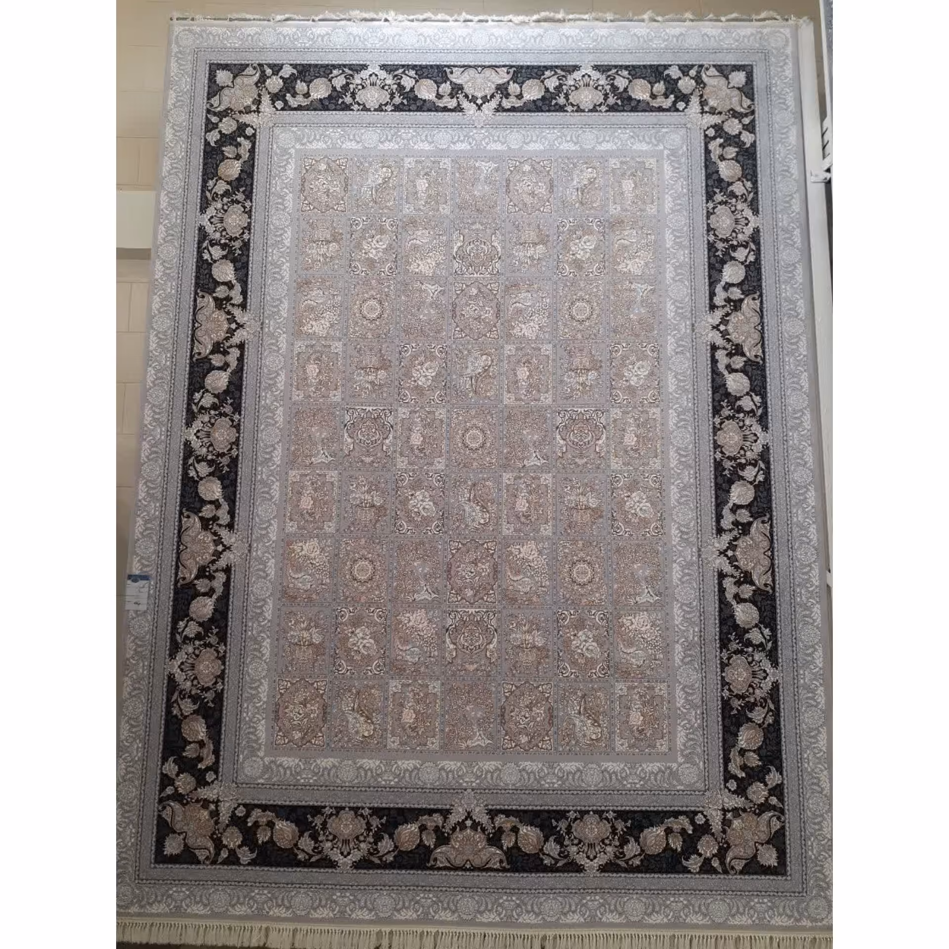 فرش ماشینی 1000 شانه اصل تراکم 3000 طرح کتیبه زمینه نقره ای  12 متری جنس اکرولیک