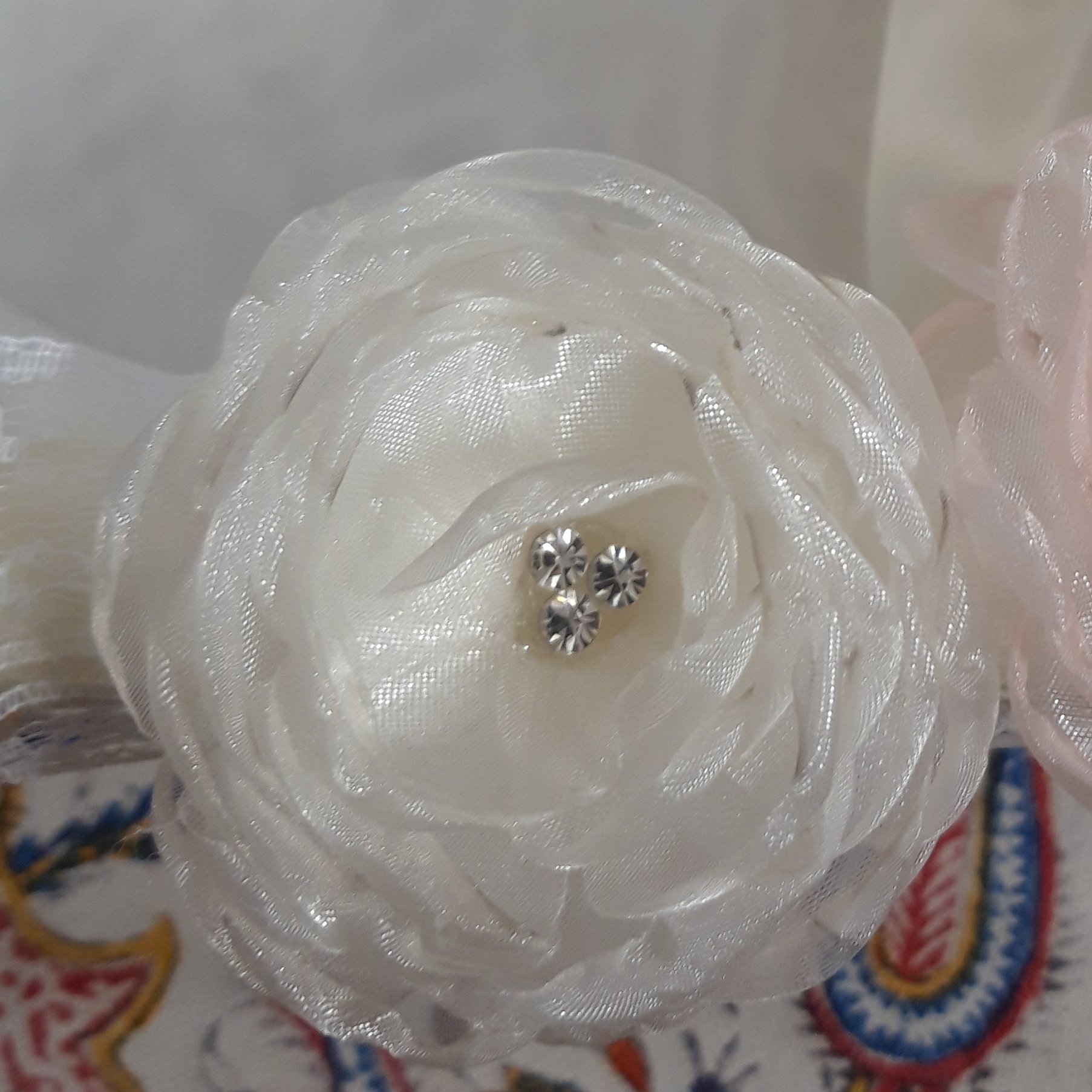 گل تزیینی  جنس پارچه حریر سایز تقریبا  6سانت،رنگ نباتی،سفید