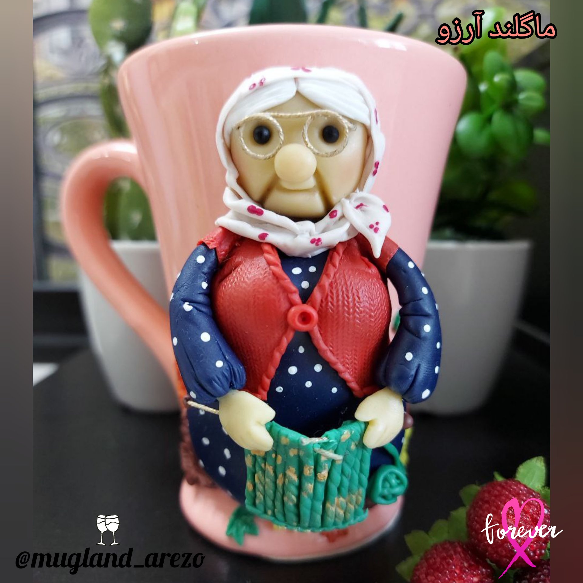 ماگ عروسکی دستساز  مادر بزرگ 
ساخته شده از خمیر هوا خشک (خمیر ایتالیایی) و جنس ماگها سرامیکی هستند و قابل شستشو