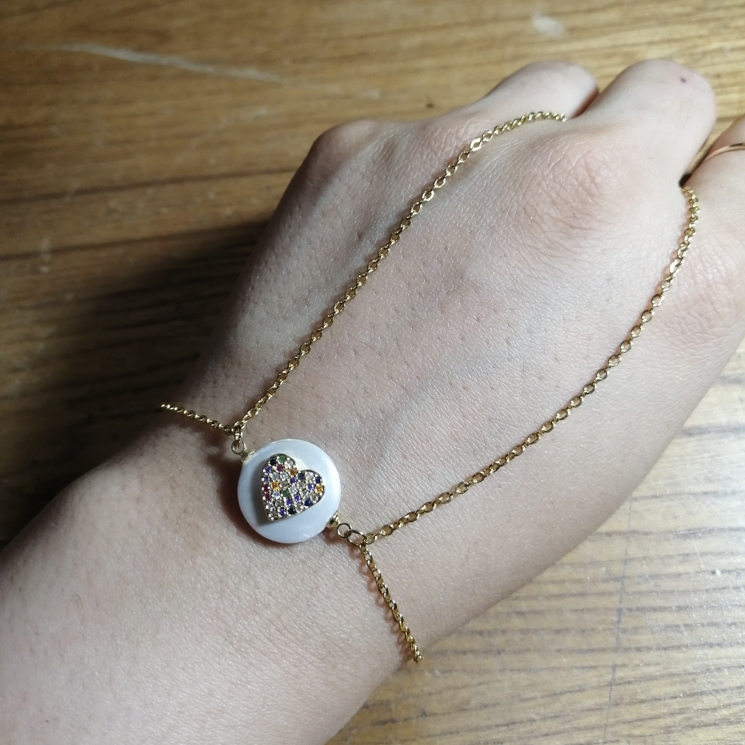 دستبند یا تمیمه استیل رنگ ثابت باپایه صدفی و سنگ های سوارسکی ضد حساسیت و با کیفیت
