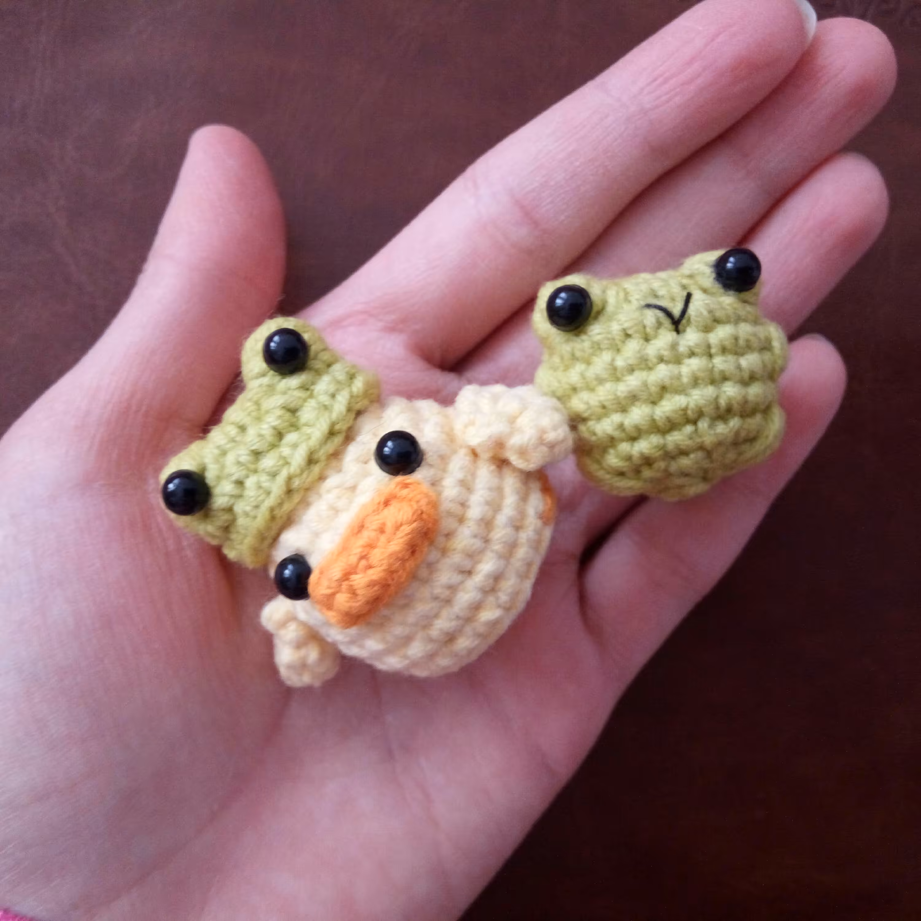 مینی عروسک بافتنی فانتزی دستباف طرح ست دوتایی اردک و قورباغه سفیرباف