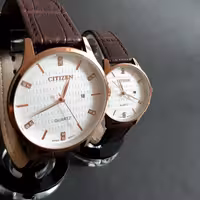 ساعت مچی ست زنانه و مردانه سیتیزن CITIZEN  بند چرمی  صفحه نگین دار تقویم دار    موتور ژاپن ساعت عبدی 