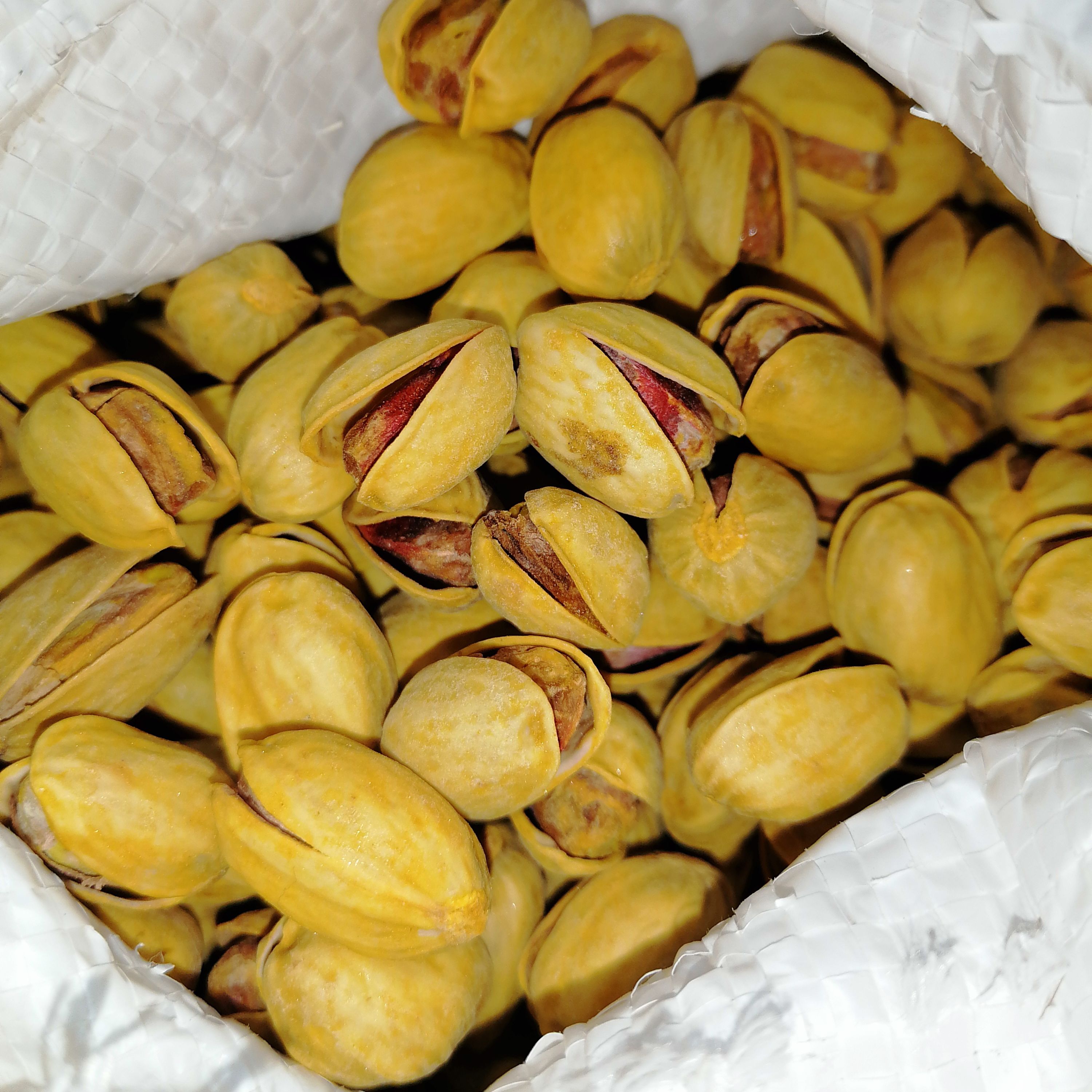 پسته نمکی زعفرانی با کیفیت 1 کیلویی