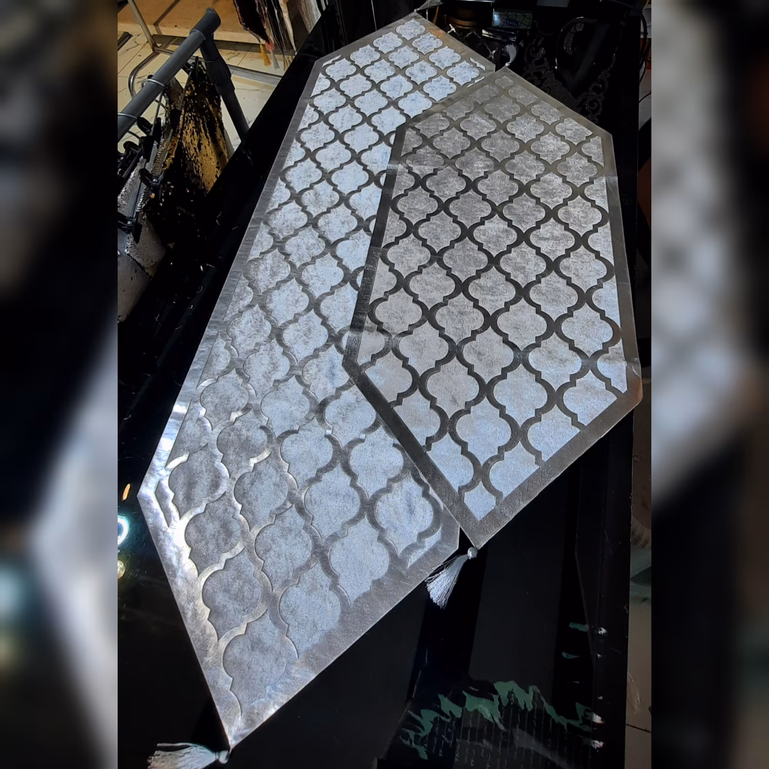 رومیزی نهارخوری مخمل و چرم رنگ بسیار زیبای نقره ای و طوسی کم رنگ سایز 130در40