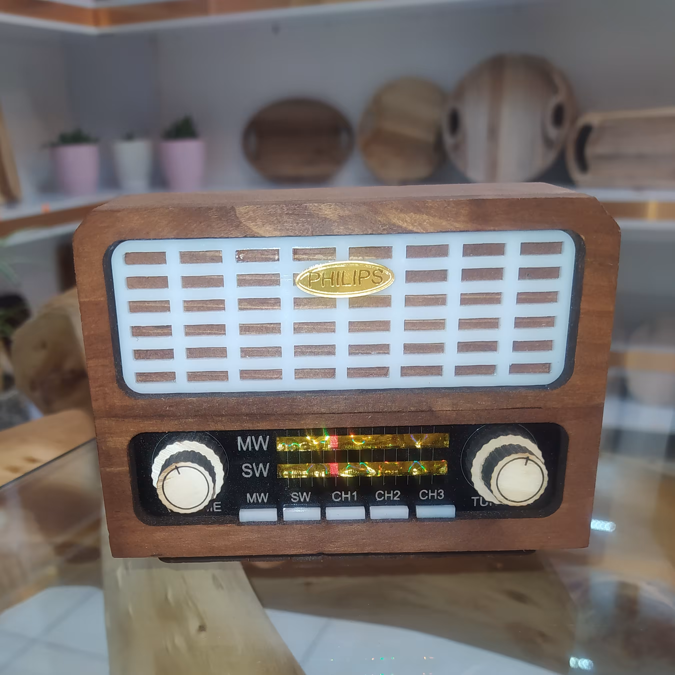 رادیو ضبط چوبی دکوری.وزن 150 گرم.عرض13 سانت وطول10سانت.ضخامت 4 سانت .چوب روسی 