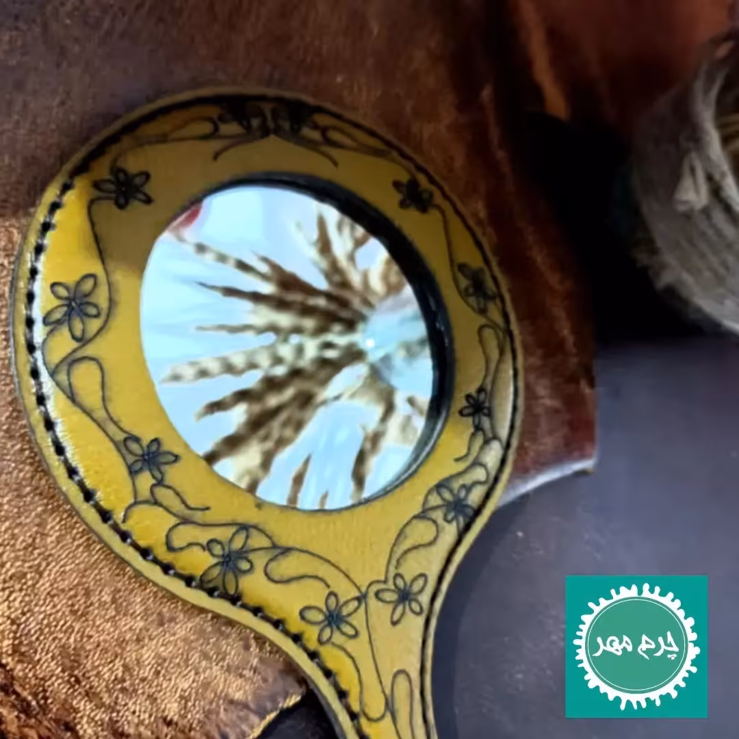 آینه دستی چرم طبیعی خردلی با حکاکی زیبا در سایز 10در19