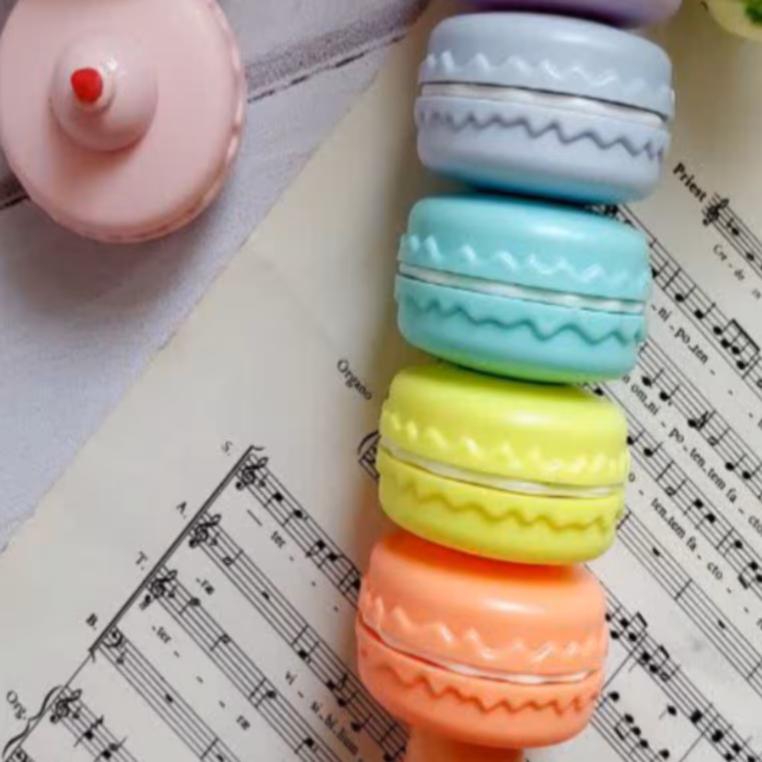 ماکارون میقولی
هایلایتر 6 رنگ
متصل بودنش به هم باعث میشه گم نشن
بهاء 95